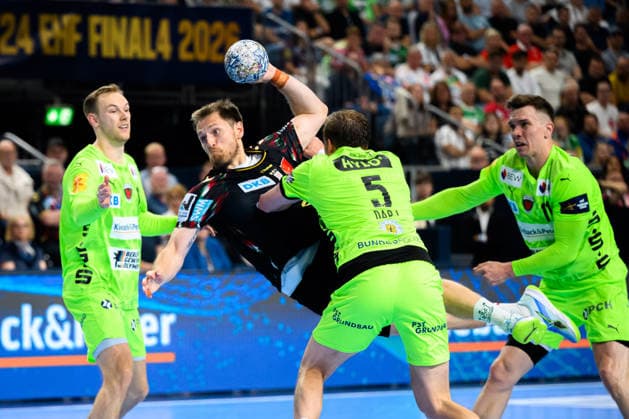 Koeln, Deutschland: Handball EHF CL Final 4 - Halbfinale - SC Magdeburg - Fuechse Berlin Albin Lagergren (SC Magdeburg), Max Darj (Berlin) Koeln Lanxess Arena Nordrhein-Westfalen Deutschland