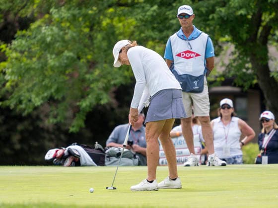 MIDLAND, MI - JUNE 13: Juli Inkster putts the ball during round three of the LPGA, Golf Damen Dow Championship on June 13, 2026, at Midland Country Club in Midland, Michigan. (Photo by Joseph Weiser Icon Sportswire) GOLF: JUN 13 LPGA Dow Championship EDITORIAL USE ONLY Icon2606130163