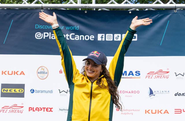 Jessica Fox, Australien, Siegerin Canadier Einer, C1, Siegerehrung; ICF Kanu Slalom Weltcup 2026 Eiskanal Augsburg