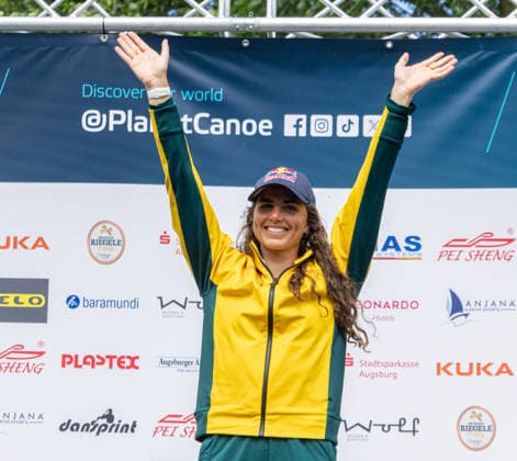Jessica Fox, Australien, Siegerin Canadier Einer, C1, Siegerehrung; ICF Kanu Slalom Weltcup 2026 Eiskanal Augsburg