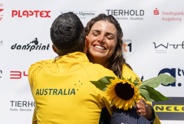 Jessica Fox, Australien, Siegerin Canadier Einer, C1, Siegerehrung; ICF Kanu Slalom Weltcup 2026 Eiskanal Augsburg