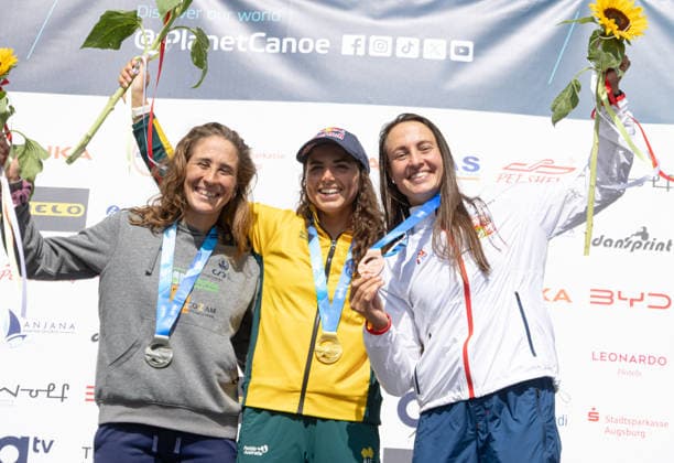 Siegerehrung Einer Canadier Frauen, v.li: Nuria Vilarrubla (ESP, Spanien, Silber), Jessica Fox, (AUS, Australien, Siegerin), Martina Satkova (CZE, Tschechoslowakei, Bronze), ICF Kanu Slalom Weltcup 2026 Eiskanal Augsburg