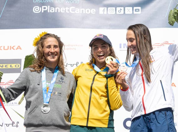 Siegerehrung Einer Canadier Frauen, v.li: Nuria Vilarrubla (ESP, Spanien, Silber), Jessica Fox, (AUS, Australien, Siegerin), Martina Satkova (CZE, Tschechoslowakei, Bronze), ICF Kanu Slalom Weltcup 2026 Eiskanal Augsburg