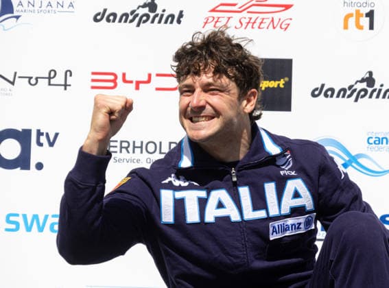 Raffaelo IVALDI (ITA, Italien, Sieger Einer Canadier, C1), Siegerehrung; ICF Kanu Slalom Weltcup 2026 Eiskanal Augsburg