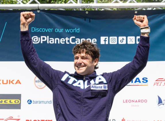 Raffaelo IVALDI (ITA, Italien, Sieger Einer Canadier, C1), Siegerehrung; ICF Kanu Slalom Weltcup 2026 Eiskanal Augsburg