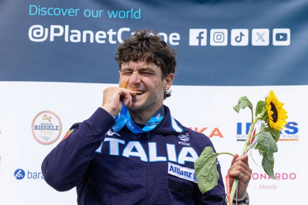 Raffaelo IVALDI (ITA, Italien, Sieger Einer Canadier, C1), beißt auf seine Goldmedaille, Siegerehrung; ICF Kanu Slalom Weltcup 2026 Eiskanal Augsburg