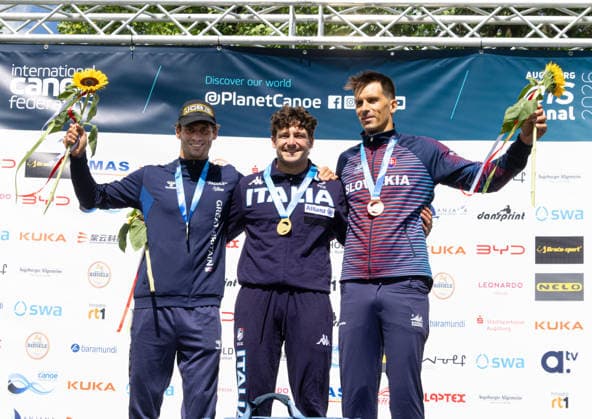 Siegerehrung Einer Canadier Männer, (v.li.) Adam Burgess (GBR, Großbritannien, Silber), Raffaello Ivaldi (ITA, Italien, Sieger, Gold), Matej Benus (SVK, Slowakei, Bronze); ICF Kanu Slalom Weltcup 2026 Eiskanal Augsburg