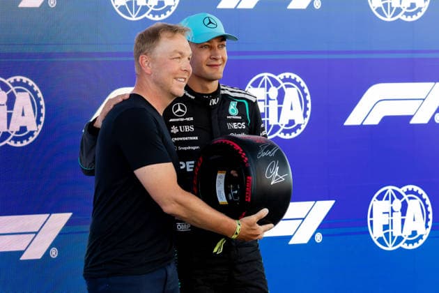 George Russell Pole Position Grand Prix von Barcelona-Catalunya (Mercedes-AMG Petronas F1 Team, Großbritannien, 63) und Chris Hoy (Ehemaliger Bahnradsportler und Olympiasieger, Großbritannien), ESP, Formel 1 Weltmeisterschaft, Grand Prix von Barcelona-Catalunya, Circuit de Barcelona-Catalunya, Qualifying Day, Saison 2026, 13.06.2026 ESP, Formel 1 Weltmeisterschaft, Grand Prix von Barcelona-Catalunya, Circuit de Barcelona-Catalunya, Qualifying Day, Saison 2026, 13.06.2026 Barcelona