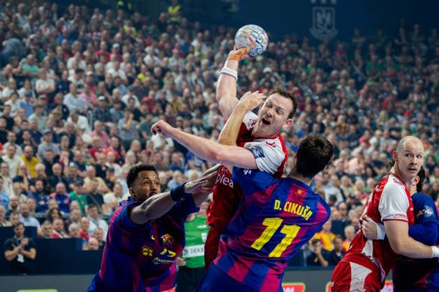 Köln, 12.05.2026, Handball, Herren, EHF Champions League Men 2025 26, Halbfinale, Aalborg Handball - FC Barcelona, Barca Sander Sagosen (Aalborg Handball, 5) im Zweikampf mit Djordje Cikusa i Jelicic (FC Barcelona, 11) und Timothey N Guessan (FC Barcelona, 19)