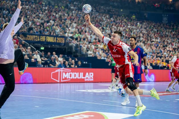 Köln, 12.05.2026, Handball, Herren, EHF Champions League Men 2025 26, Halbfinale, Aalborg Handball - FC Barcelona, Barca Alexandre Christoffersen Blonz (Aalborg Handball, 17) beim Torwurf gegen Emil Nielsen (FC Barcelona, 12)