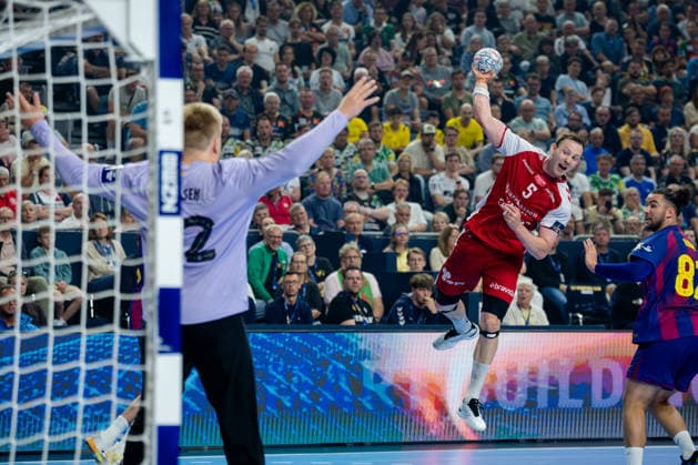 Köln, 12.05.2026, Handball, Herren, EHF Champions League Men 2025 26, Halbfinale, Aalborg Handball - FC Barcelona, Barca Sander Sagosen (Aalborg Handball, 5) beim Torwurf gegen Emil Nielsen (FC Barcelona, 12)
