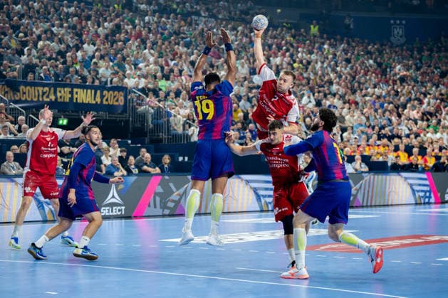 Köln, 12.05.2026, Handball, Herren, EHF Champions League Men 2025 26, Halbfinale, Aalborg Handball - FC Barcelona, Barca Thomas Sommer Arnoldsen (Aalborg Handball, 7) beim Wurf aus dem Rückraum gegen den Block von Timothey N Guessan (FC Barcelona, 19)
