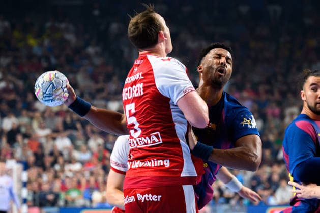 Koeln, Deutschland: Handball EHF CL Final 4 - Halbfinale - Aalborg Handbold - Barca v. li. im Zweikampf Sander Sagosen (Aalborg) und Timothey N guessan (Barcelona) Koeln Lanxess Arena Nordrhein-Westfalen Deutschland