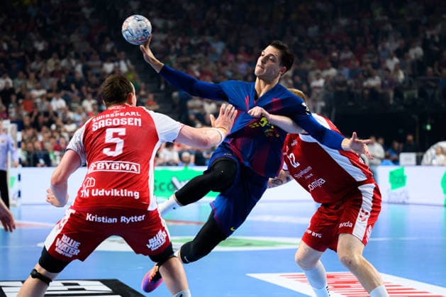 Koeln, Deutschland: Handball EHF CL Final 4 - Halbfinale - Aalborg Handbold - Barca v.li. Sander Sagosen (Aalborg), Domen Makuc (Barcelona), Rene Antonsen (Aalborg) Koeln Lanxess Arena Nordrhein-Westfalen Deutschland