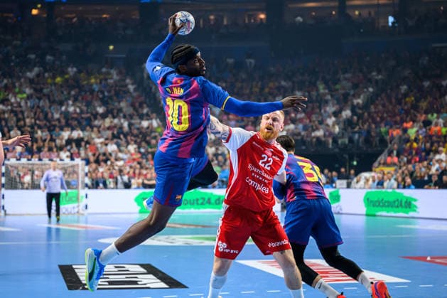Koeln, Deutschland: Handball EHF CL Final 4 - Halbfinale - Aalborg Handbold - Barca Dika Mem (Barcelona), Rene Antonsen (Aalborg) Koeln Lanxess Arena Nordrhein-Westfalen Deutschland