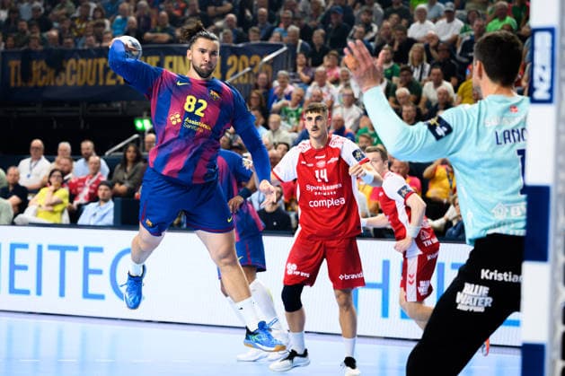 Koeln, Deutschland: Handball EHF CL Final 4 - Halbfinale - Aalborg Handbold - Barca Luis Frade (Barcelona), Niklas Landin (Aalborg) Koeln Lanxess Arena Nordrhein-Westfalen Deutschland