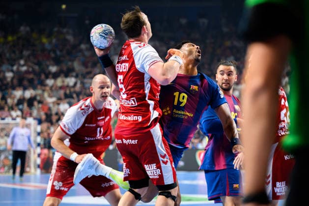Koeln, Deutschland: Handball EHF CL Final 4 - Halbfinale - Aalborg Handbold - Barca v. li. im Zweikampf Sander Sagosen (Aalborg) und Timothey N guessan (Barcelona) Koeln Lanxess Arena Nordrhein-Westfalen Deutschland