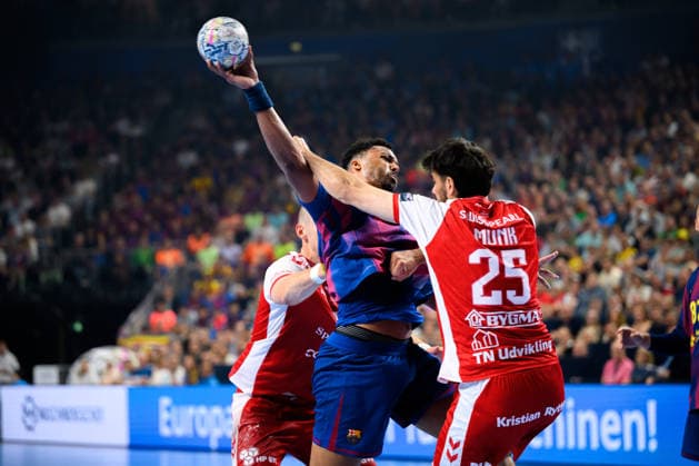 Koeln, Deutschland: Handball EHF CL Final 4 - Halbfinale - Aalborg Handbold - Barca v. li. im Zweikampf Timothey N guessan (Barcelona), Marinus Grandahl Munk (Aalborg) Koeln Lanxess Arena Nordrhein-Westfalen Deutschland