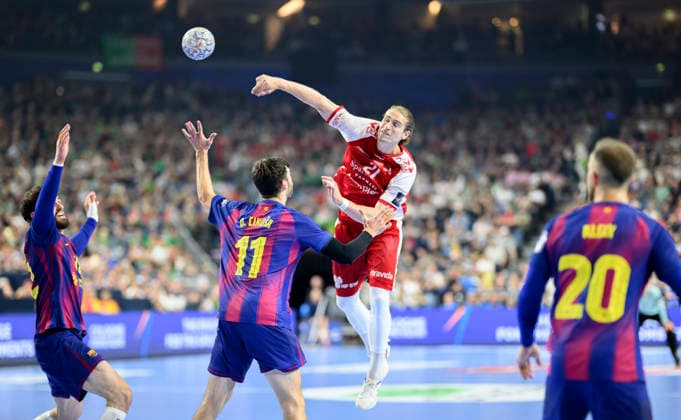 v.l. Djordje CIKUSA JILICIC (Barca), Juri Knorr (AH), Aleix GOMEZ (Barca) Wurf, Aktion. Halbfinale Aalborg Handbold (AH) vs Barca, am 13.06.2026 Männer Handball EHF Champions League Final4 2026, vom 13.06. - 14.06.2026 in Köln Deutschland. Lanxess Arena