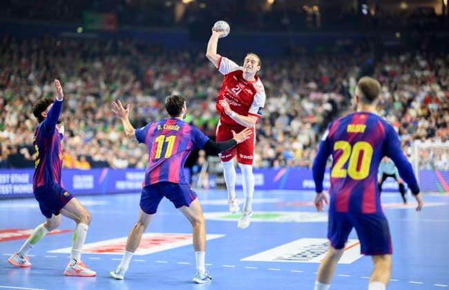v.l. Djordje CIKUSA JILICIC (Barca), Juri Knorr (AH), Aleix GOMEZ (Barca) Wurf, Aktion. Halbfinale Aalborg Handbold (AH) vs Barca, am 13.06.2026 Männer Handball EHF Champions League Final4 2026, vom 13.06. - 14.06.2026 in Köln Deutschland. Lanxess Arena