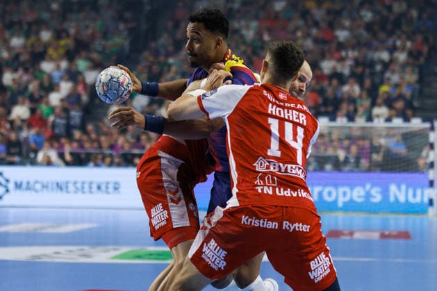 Timothey N GUESSAN FC Barcelona, Barca Barca, 19) im Zweikampf gegen Simon HALD (Aalborg Handbold, 11) und Mads HOXER (Aalborg Handbold, 14) GER, Aalborg Handbold vs. FC Barcelona, Handball, TruckScout24 EHF FINAL4 2026, Halbfinale, Spielzeit 2025 2026, 13.06.2026, GER, Aalborg Handbold vs. FC Barcelona, Handball, TruckScout24 EHF FINAL4 2026, Halbfinale, Spielzeit 2025 2026, 13.06.2026, Koeln