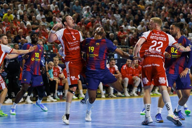 Sander SAGOSEN (Aalborg Handbold, 05) im Zweikampf gegen Timothey N GUESSAN FC Barcelona, Barca Barca, 19) GER, Aalborg Handbold vs. FC Barcelona, Handball, TruckScout24 EHF FINAL4 2026, Halbfinale, Spielzeit 2025 2026, 13.06.2026, GER, Aalborg Handbold vs. FC Barcelona, Handball, TruckScout24 EHF FINAL4 2026, Halbfinale, Spielzeit 2025 2026, 13.06.2026, Koeln