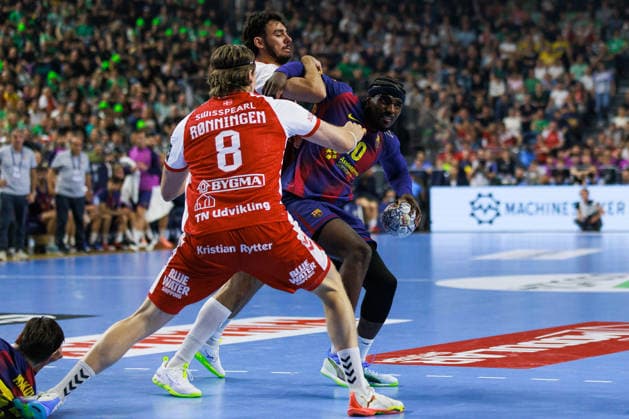 Dika MEM FC Barcelona, Barca Barca, 10) im Zweikampf gegen Vetle ROENNINGEN (Aalborg Handbold, 08) GER, Aalborg Handbold vs. FC Barcelona, Handball, TruckScout24 EHF FINAL4 2026, Halbfinale, Spielzeit 2025 2026, 13.06.2026, GER, Aalborg Handbold vs. FC Barcelona, Handball, TruckScout24 EHF FINAL4 2026, Halbfinale, Spielzeit 2025 2026, 13.06.2026, Koeln