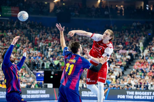 Köln, 12.05.2026, Handball, Herren, EHF Champions League Men 2025 26, Halbfinale, Aalborg Handball - FC Barcelona, Barca Juri Knorr (Aalborg Handball, 21) beim Wurf aus dem Rückraum gegen Djordje Cikusa i Jelicic (FC Barcelona, 11)