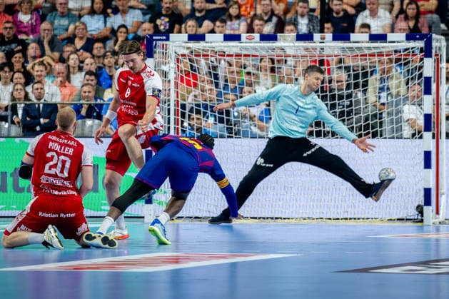 Köln, 12.05.2026, Handball, Herren, EHF Champions League Men 2025 26, Halbfinale, Aalborg Handball - FC Barcelona, Barca Dika Mem (FC Barcelona, 10) trifft gegen Niklas Landin Jacobsen (Aalborg Handball, 1)