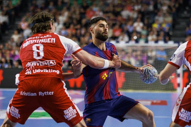 Blaz JANC FC Barcelona, Barca Barca, 18) im Zweikampf gegen Vetle ROENNINGEN (Aalborg Handbold, 08) und Mads HOXER (Aalborg Handbold, 14) GER, Aalborg Handbold vs. FC Barcelona, Handball, TruckScout24 EHF FINAL4 2026, Halbfinale, Spielzeit 2025 2026, 13.06.2026, GER, Aalborg Handbold vs. FC Barcelona, Handball, TruckScout24 EHF FINAL4 2026, Halbfinale, Spielzeit 2025 2026, 13.06.2026, Koeln