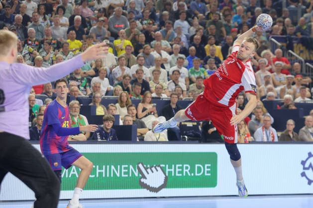 13.06.2025, xtgx, Handball, EHF Champions League Halbfinale, Aalborg Handbold - FC Barcelona, Barca v.l. Thomas Arnoldsen (Aalborg, 7) wirft Tor, Torschuetze, erzielt Tor, Treffer, scores the goal Koeln