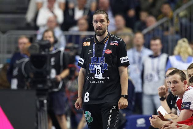 13.06.2025, xtgx, Handball, EHF Champions League Halbfinale, Aalborg Handbold - FC Barcelona, Barca v.l. Simon Dahl (Aalborg, Trainer) nachdenklich Koeln