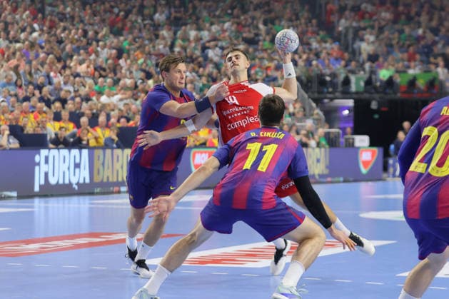 13.06.2025, xtgx, Handball, EHF Champions League Halbfinale, Aalborg Handbold - FC Barcelona, Barca v.l. Mads Hoxer (Aalborg, 14) wirft Tor, Torschuetze, erzielt Tor, Treffer, scores the goal Koeln