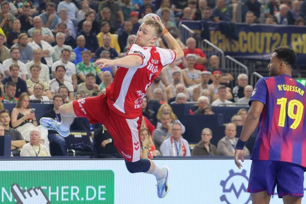 13.06.2025, xtgx, Handball, EHF Champions League Halbfinale, Aalborg Handbold - FC Barcelona, Barca v.l. Thomas Arnoldsen (Aalborg, 7) wirft Tor, Torschuetze, erzielt Tor, Treffer, scores the goal Koeln