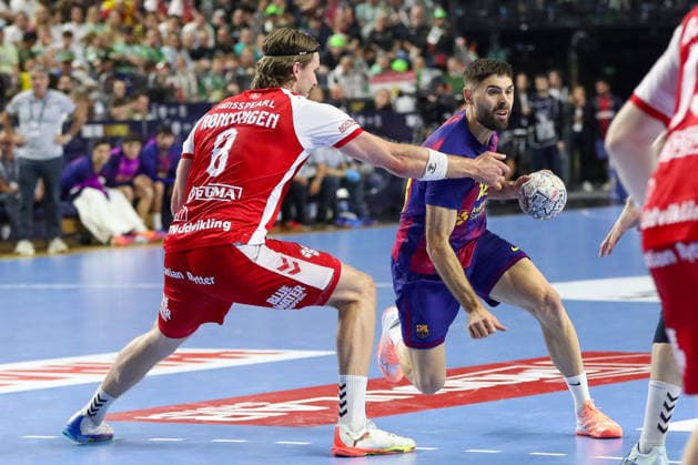 13.06.2026 ,xgox, Handball - EHF Champions League Halbfinale Aalborg Handbold - FC Barcelona, Barca emspor, v.l. Vetle Rönningen (Aalborg, 8), Blaz Janc (Barcelona, 18) Zweikampf, Duell, Kampf, tackle Köln
