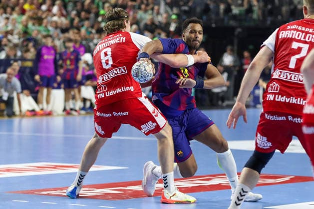 13.06.2026 ,xgox, Handball - EHF Champions League Halbfinale Aalborg Handbold - FC Barcelona, Barca emspor, v.l. Vetle Rönningen (Aalborg, 8), Blaz Janc (Barcelona, 18) Zweikampf, Duell, Kampf, tackle Köln