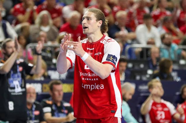 13.06.2026 ,xgox, Handball - EHF Champions League Halbfinale Aalborg Handbold - FC Barcelona, Barca emspor, v.l. Juri Knorr (Aalborg, 21) gibt Anweisungen, gestikuliert mit den Armen, gesticulate, gives instructions Köln