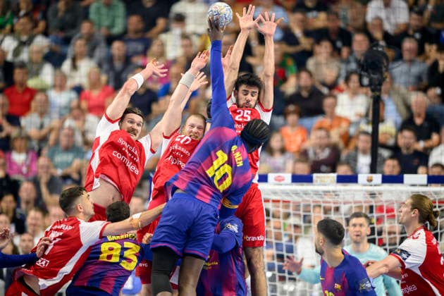 Dika MEN (Barca) beim Freiwurf, Aktion, v.l. Alec Smit (AH), Felix Möller (AH), Marinus Munk (AH), Mauer, Freiwurfmauer, Halbfinale Aalborg Handbold (AH) vs Barca, am 13.06.2026 Männer Handball EHF Champions League Final4 2026, vom 13.06. - 14.06.2026 in Köln Deutschland. Lanxess Arena