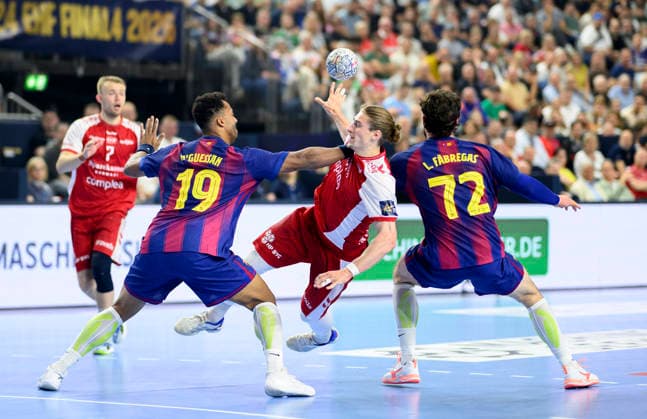 v.l. Timothey N GUESSAN (Barca), Juri Knorr (AH), Ludovic FABREGAS (Barca), Zweikampf, Aktion. Halbfinale Aalborg Handbold (AH) vs Barca, am 13.06.2026 Männer Handball EHF Champions League Final4 2026, vom 13.06. - 14.06.2026 in Köln Deutschland. Lanxess Arena