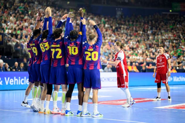 Juri Knorr r. (AH) beim Freiwurf vor der Freiwurfmauer von Barca, Aktion. Halbfinale Aalborg Handbold (AH) vs Barca, am 13.06.2026 Männer Handball EHF Champions League Final4 2026, vom 13.06. - 14.06.2026 in Köln Deutschland. Lanxess Arena