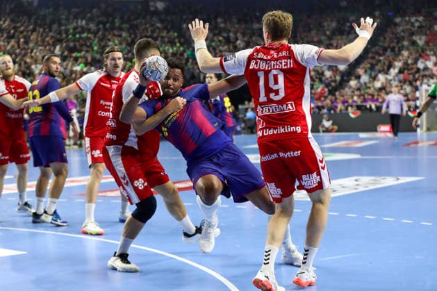 13.06.2026 ,xgox, Handball - EHF Champions League Halbfinale Aalborg Handbold - FC Barcelona, Barca emspor, v.l. Timothey N guessan (N guessan, Barcelona, 19), Kristian BjoÂ¶rnsen (Aalborg, 19) Zweikampf, Duell, Kampf, tackle Köln