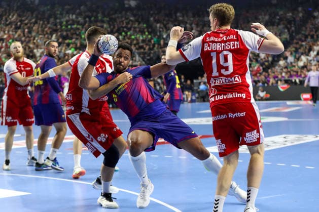 13.06.2026 ,xgox, Handball - EHF Champions League Halbfinale Aalborg Handbold - FC Barcelona, Barca emspor, v.l. Timothey N guessan (N guessan, Barcelona, 19), Kristian BjoÂ¶rnsen (Aalborg, 19) Zweikampf, Duell, Kampf, tackle Köln