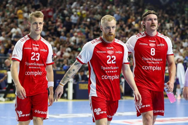 13.06.2026 ,xgox, Handball - EHF Champions League Halbfinale Aalborg Handbold - FC Barcelona, Barca emspor, v.l. Buster Juul Lassen (Aalborg, 23), Rene Antonsen (Aalborg, 22), Vetle Rönningen (Aalborg, 8) enttaeuscht, schaut enttaeuscht, niedergeschlagen, disappointed Köln