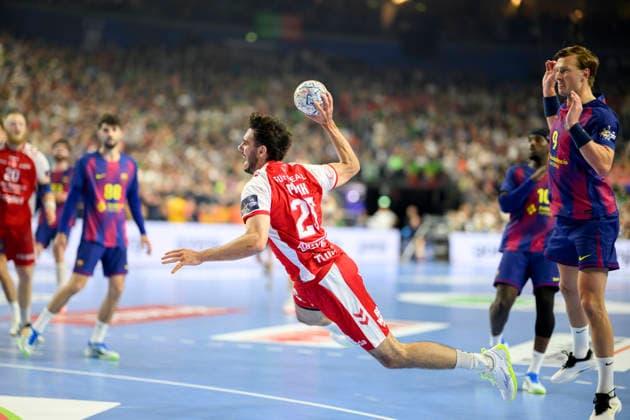 Marinus Munk (AH) Wurf, Zweikampf, Aktion, r. Jonathan CARLSBOGARD (Barca). Halbfinale Aalborg Handbold (AH) vs Barca, am 13.06.2026 Männer Handball EHF Champions League Final4 2026, vom 13.06. - 14.06.2026 in Köln Deutschland. Lanxess Arena