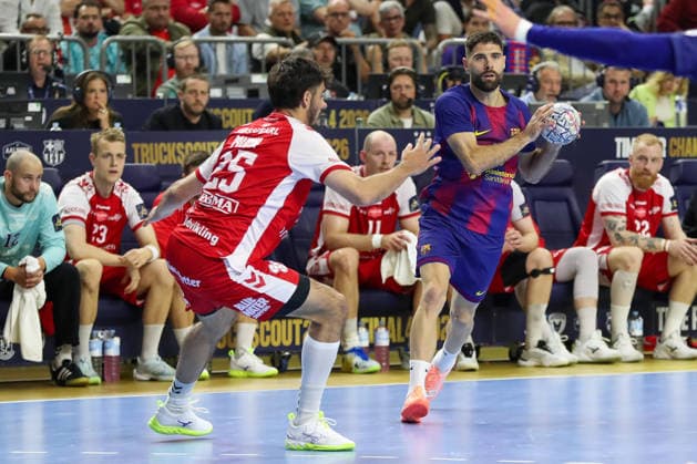 13.06.2026 ,xgox, Handball - EHF Champions League Halbfinale Aalborg Handbold - FC Barcelona, Barca emspor, v.l. Marinus Munk (Aalborg, 25), Blaz Janc (Barcelona, 18) Zweikampf, Duell, Kampf, tackle Köln