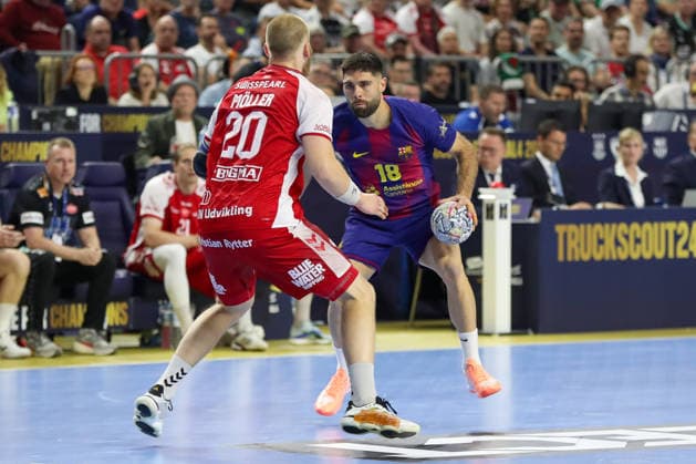 13.06.2026 ,xgox, Handball - EHF Champions League Halbfinale Aalborg Handbold - FC Barcelona, Barca emspor, v.l. Felix Müller (Aalborg, 20), Blaz Janc (Barcelona, 18) Zweikampf, Duell, Kampf, tackle Köln