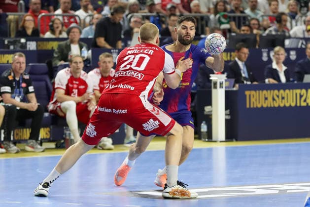 13.06.2026 ,xgox, Handball - EHF Champions League Halbfinale Aalborg Handbold - FC Barcelona, Barca emspor, v.l. Felix Müller (Aalborg, 20), Blaz Janc (Barcelona, 18) Zweikampf, Duell, Kampf, tackle Köln