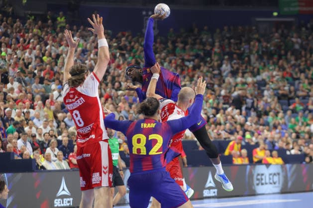 13.06.2025, xtgx, Handball, EHF Champions League Halbfinale, Aalborg Handbold - FC Barcelona, Barca v.l. Dika Mem (Barcelona, 10) wirft Tor, Torschuetze, erzielt Tor, Treffer, scores the goal Koeln