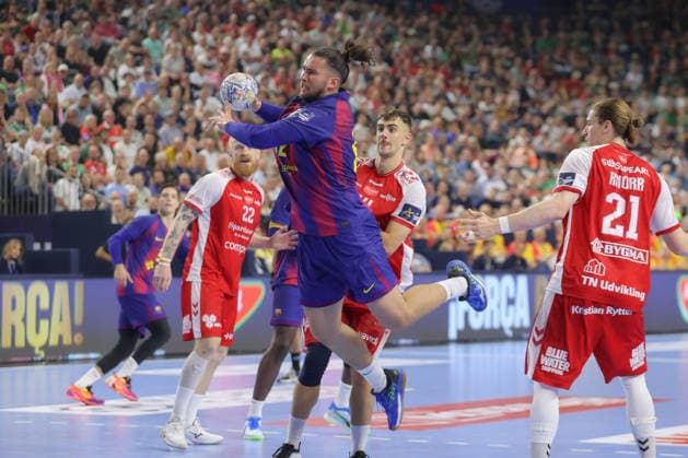 13.06.2025, xtgx, Handball, EHF Champions League Halbfinale, Aalborg Handbold - FC Barcelona, Barca v.l. Luis Frade (Barcelona, 82) wirft Tor, Torschuetze, erzielt Tor, Treffer, scores the goal Koeln