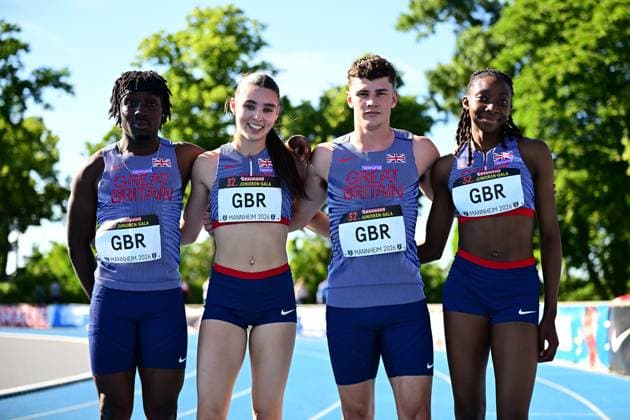 Vier Athleten von Great Britain posieren gemeinsam auf der Tartanbahn des Michael-Hoffmann-Stadions bei der 32. Junioren-Gala Mannheim 2026. Die Startnummern zeigen die Aufschrift GBR, eine Startnummer ist nicht klar lesbar. Great Britain Staffel-Team bei der 32. Junioren-Gala in Mannheim